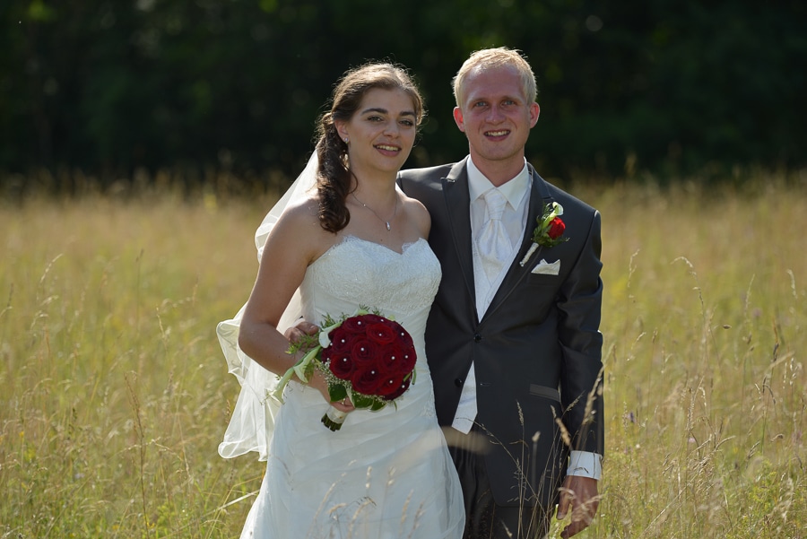 after wedding shooting bei langenburg - sichtbare momente - brautpaar steht in einer wiese