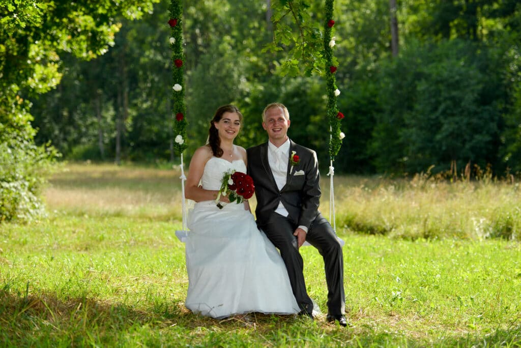 after-wedding-shooting bei langenburg - sichtbare momente - brautpaar auf der schaukel