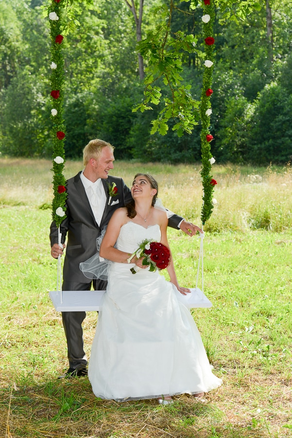 after wedding shooting bei langenburg - sichtbare momente - brautpaar auf der schaukel