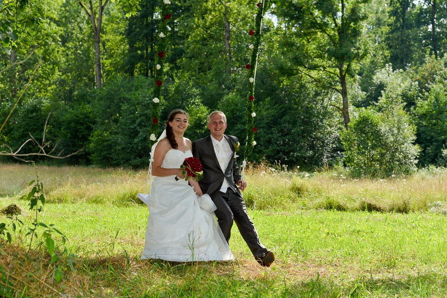 after wedding shooting bei langenburg - sichtbare momente - brautpaar auf der schaukel