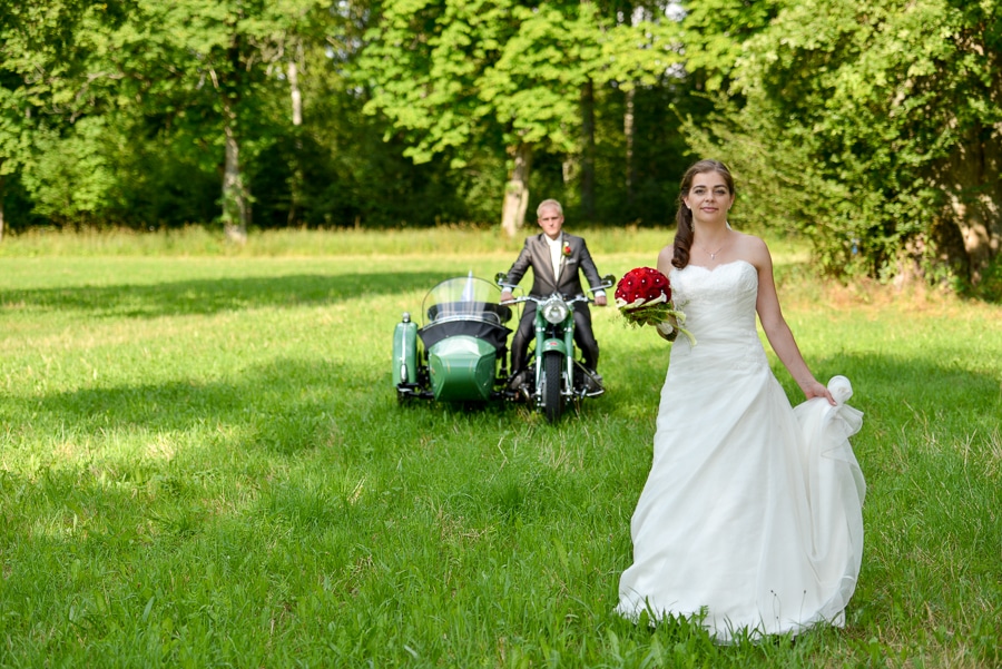 after wedding shooting bei langenburg - sichtbare momente - brautpaar auf einer wiese mit zündapp motorrad "grüner elefant"