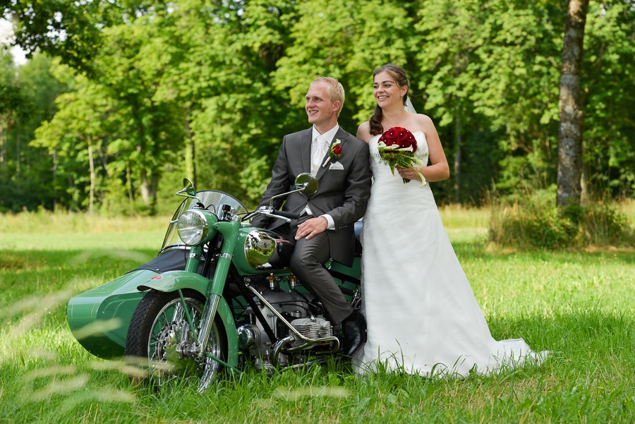 after wedding shooting bei langenburg - sichtbare momente - brautpaar auf einer wiese mit zündapp motorrad "grüner elefant"