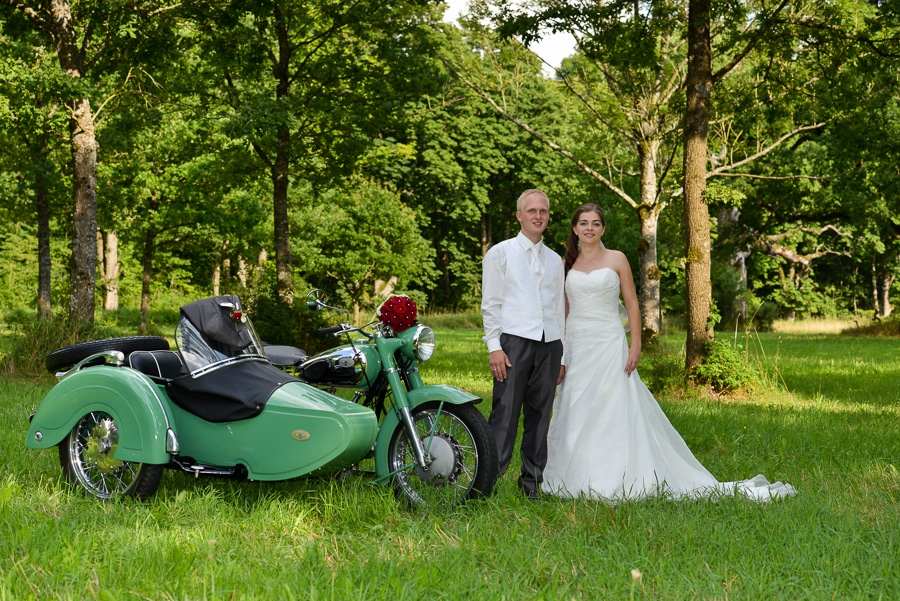 after wedding shooting bei langenburg - sichtbare momente - brautpaar auf einer wiese mitzündapp motorrad "grüner elefant"