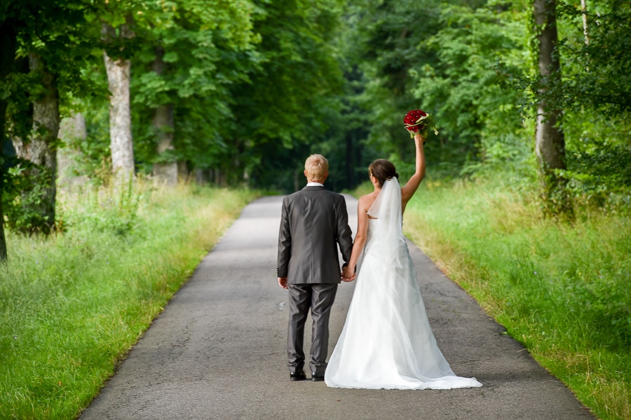 after wedding shooting bei langenburg - sichtbare momente - brautpaar in einer allee