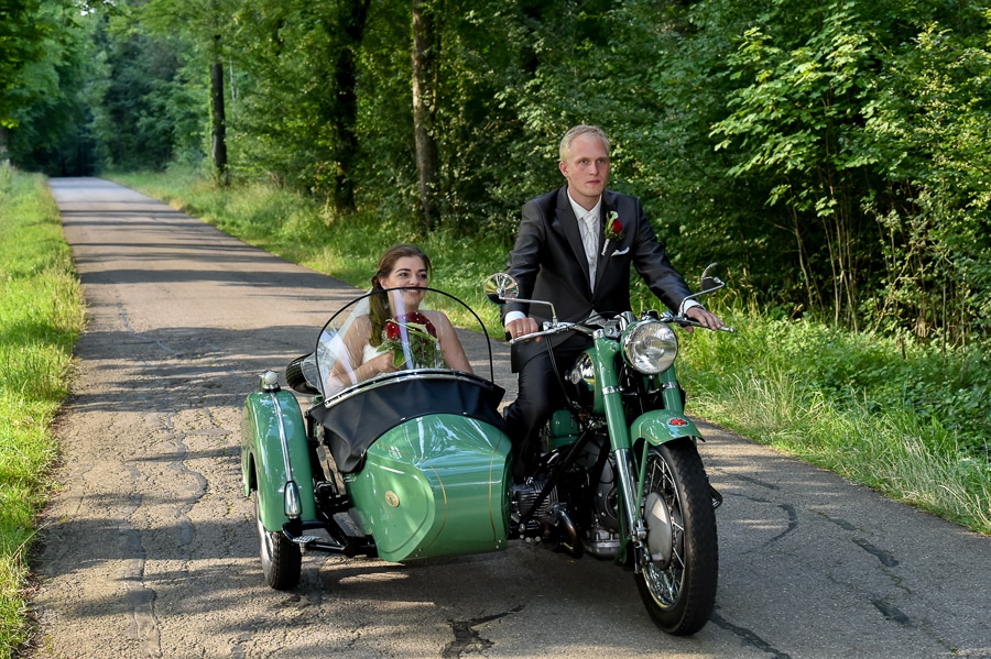 after wedding shooting bei langenburg - sichtbare momente - brautpaar im zündapp motorrad "grüner elefant"