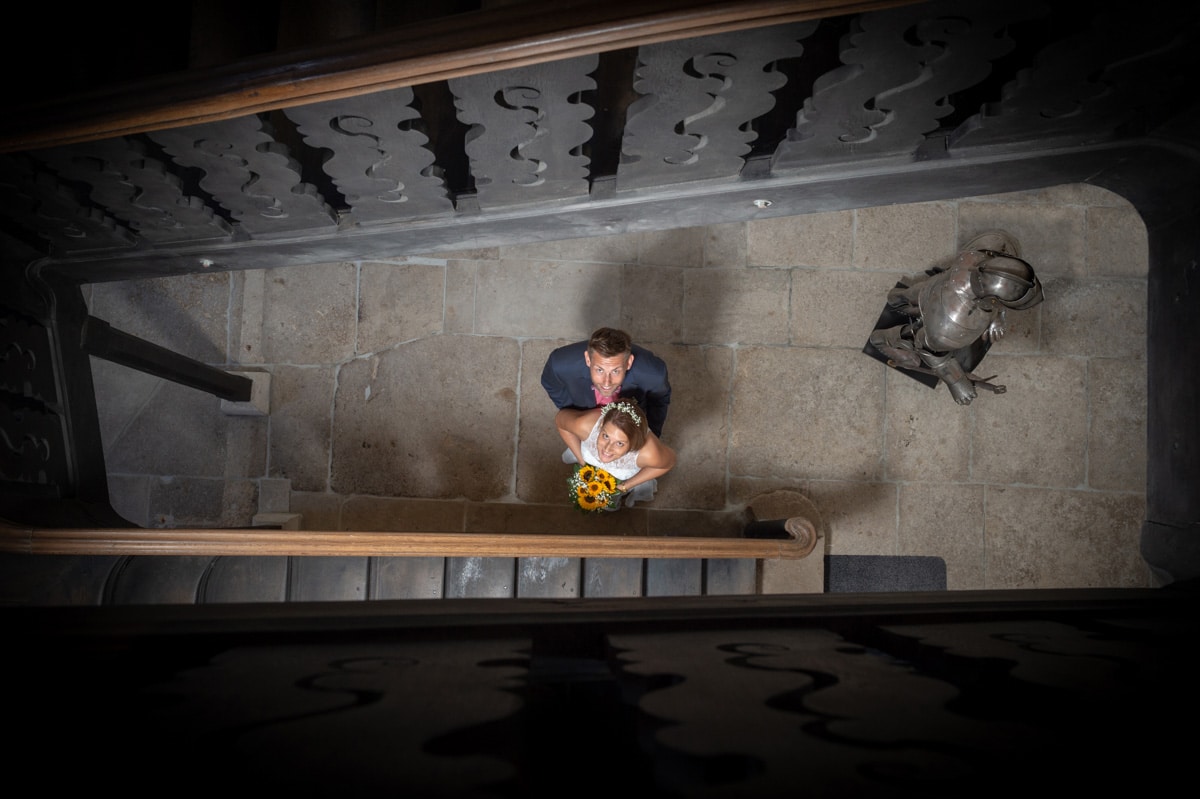 hochzeitsbilder - sichtbare momente - brautpaar von oben fotografiert in einem treppenhaus