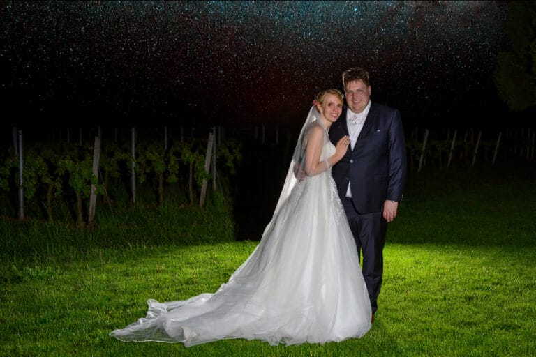 Nachtaufnahme eines Brautpaar unter dem Sternenhimmel