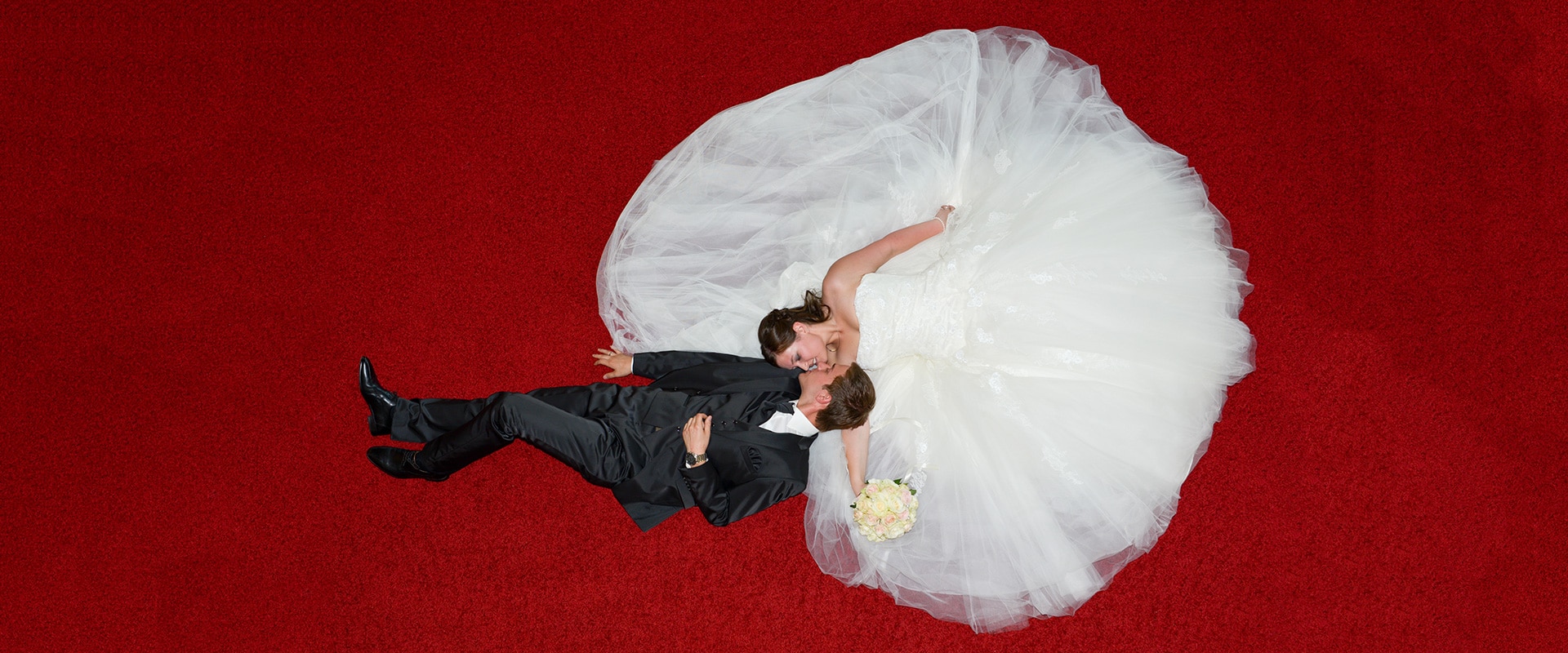 hochzeitsfotograf aus schwaebisch hall - sichtbare momente - brautpaar liegt auf rotem teppich