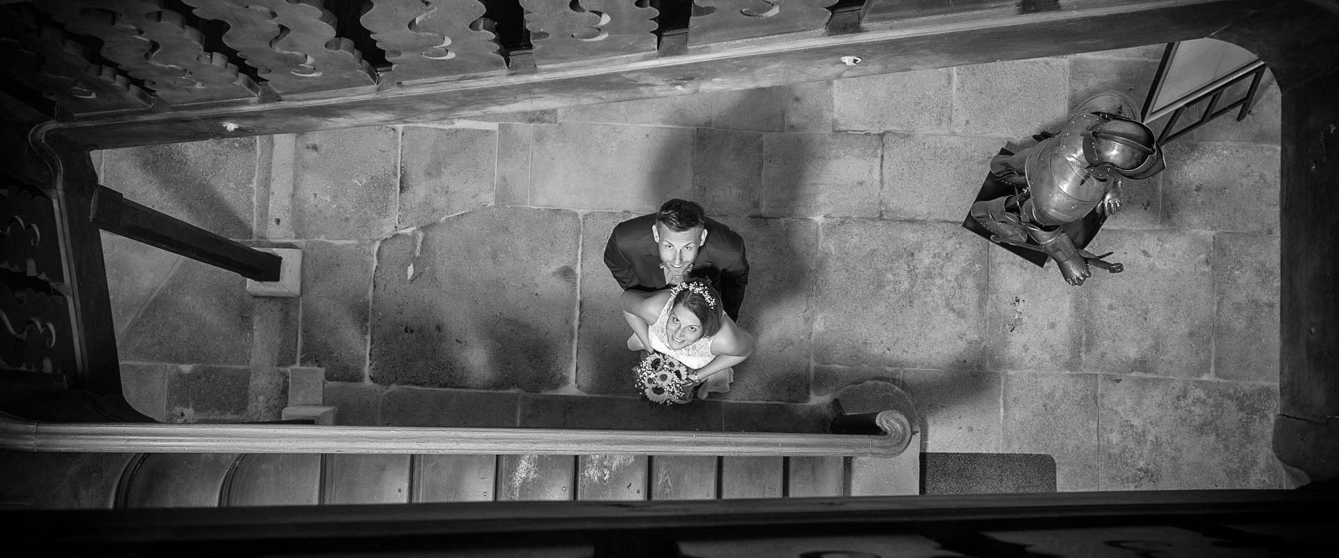 hochzeitsfotograf aus schwaebisch hall - sichtbare momente - brautpaar im treppenhaus von oben fotografiert